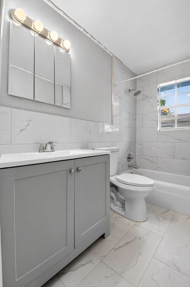 Building Photo - 601 SW 5th Ave