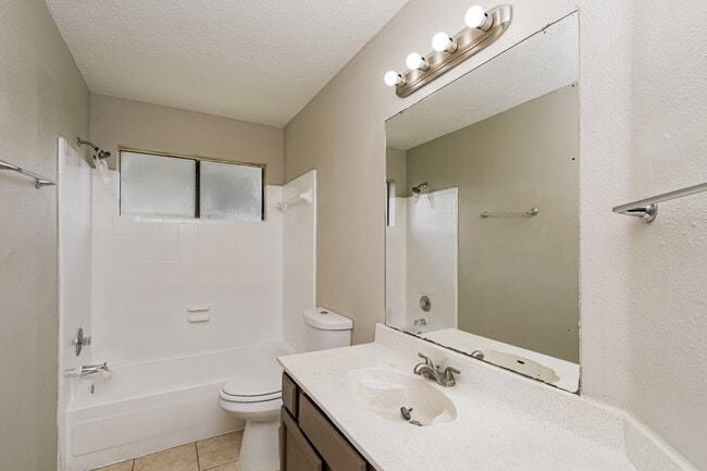 Building Photo - 15511 Evergreen Grove Dr