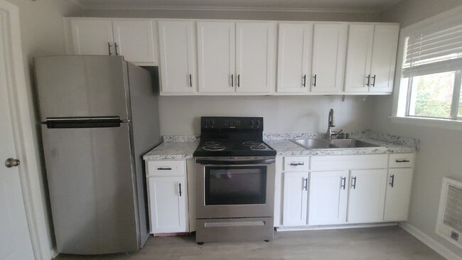 Building Photo - 1 month free!!!  Section 8 accepted!!! "Charming 1-Bed Oasis with Modern Comforts in Huntsville –...