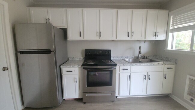 Building Photo - "Charming 1-Bed Oasis with Modern Comforts in Huntsville – Your Perfect Retreat!"