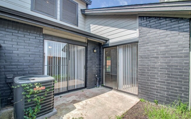 Building Photo - Remodeled 3 Bed / 2 Bath townhome at The B...