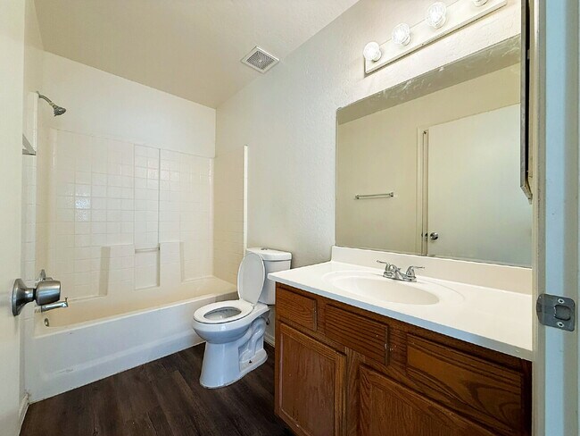 Building Photo - "Spacious 4-Bedroom Townhouse in Prime Phoenix Location – Quiet and Move-in ready!"