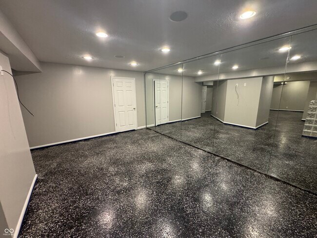 Building Photo - 7435 Sycamore Run Dr