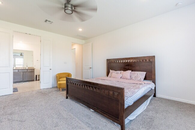 Building Photo - 2332 Giona Pl