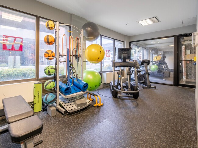 Building Photo - 300 Broad St