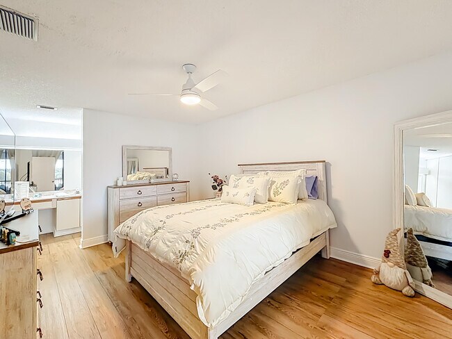 Building Photo - 2846 Carambola Cir S