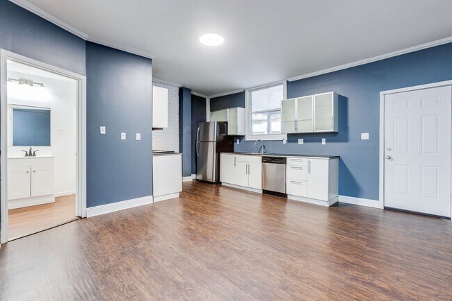 Building Photo - Available NOW - Spacious 6 Bedroom, 2 FULL Bath Home Located in South Side Slopes!