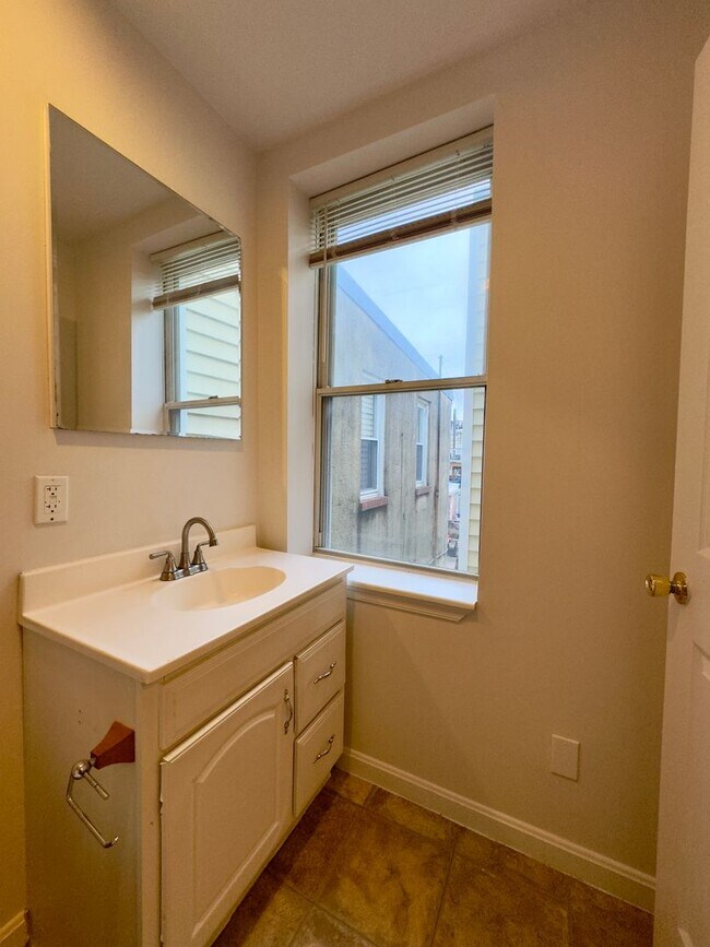 Building Photo - Charming 2-Bedroom Townhome with Modern Co...