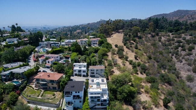 Building Photo - Beautiful 4-bedroom, 4 bath unit in the desirable Los Feliz