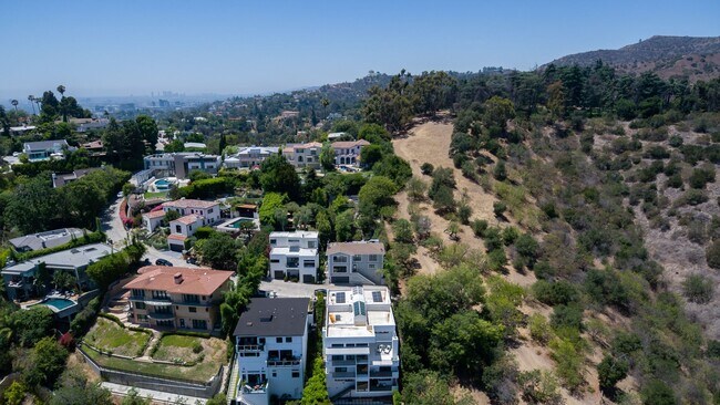 Building Photo - COMING SOON 4-bedroom, 4 bath unit in the desirable Los Feliz