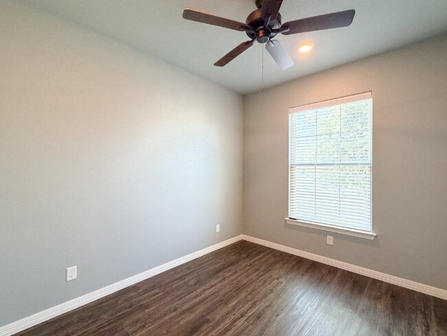 Building Photo - Lovely 3 bed, 2 bath Home in Burleson!