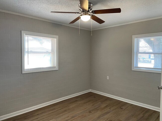 Building Photo - Two Bedroom Duplex in Lincolnton