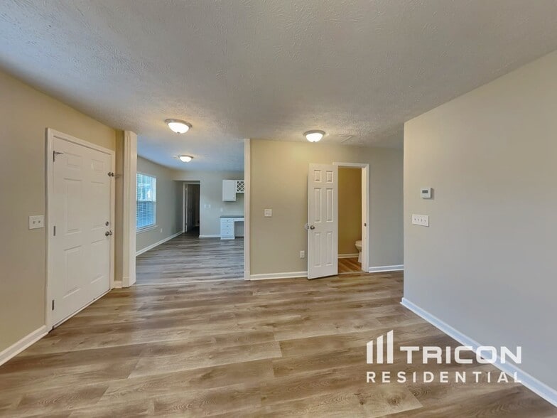 Building Photo - 203 Woodcreek Way