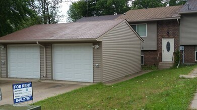 Building Photo - Private Townhome on the Corner!