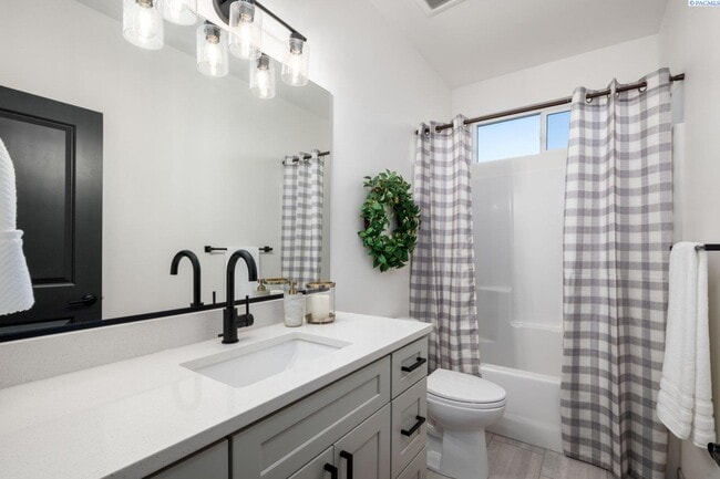 Building Photo - Generational suite w/separate entrance!