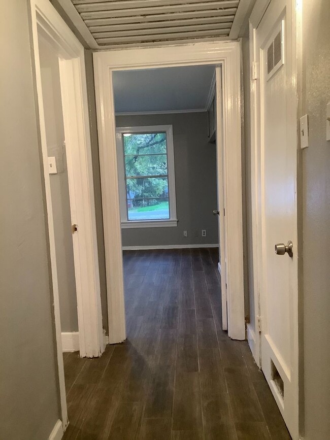 Building Photo - 2 Bedroom 1 Bath available for Rent