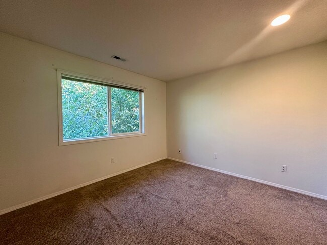 Building Photo - Charming Duplex 3 Bed 2 Bath w/ Double Car Garage and a Beautiful View in Portland!