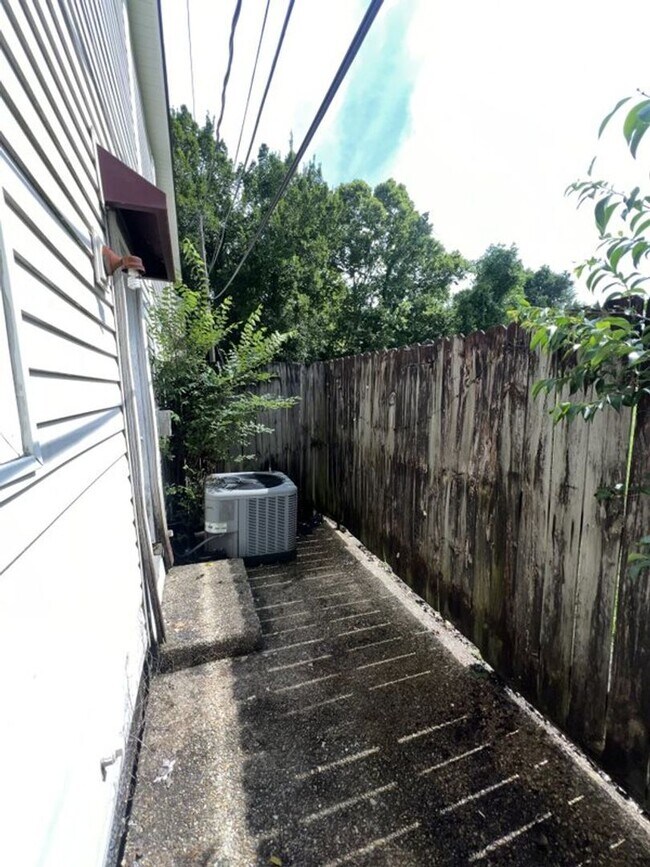 Building Photo - Beautiful 2 Bed, 2.5 Bath townhome on Jefferson Hwy