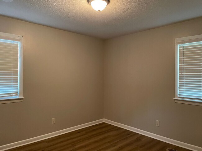 Building Photo - Cute 3 Bed 2 Bath with Fenced Yard