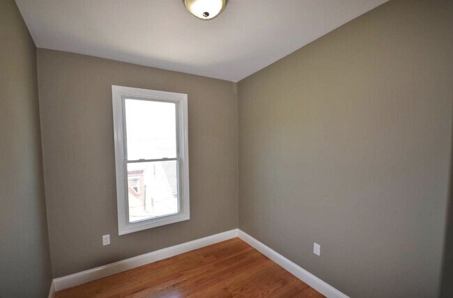 Building Photo - Spacious 2.5 Bed Now Available
