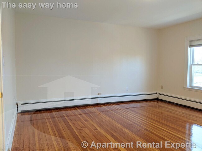 Building Photo - Nicely Updated Top Floor Two Bed Near Davi...