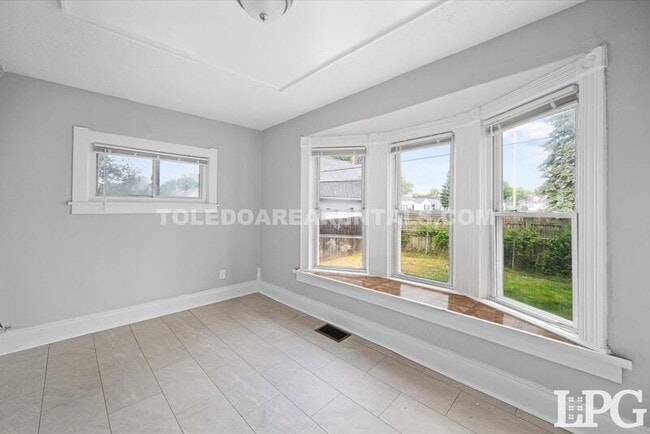 Building Photo - 5520 N Summit St