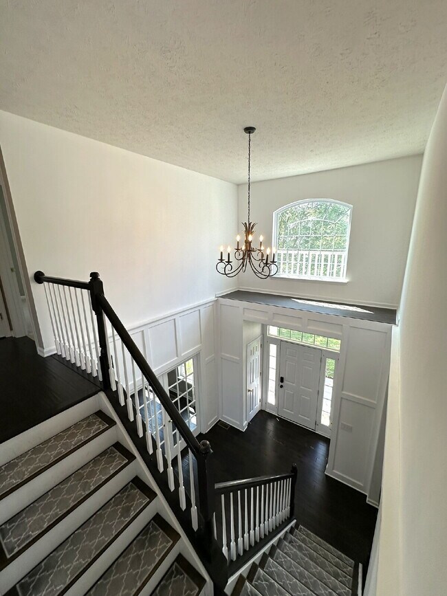 Building Photo - Gorgeous 6-Bedroom 3.5-Bath Colonial in Ma...