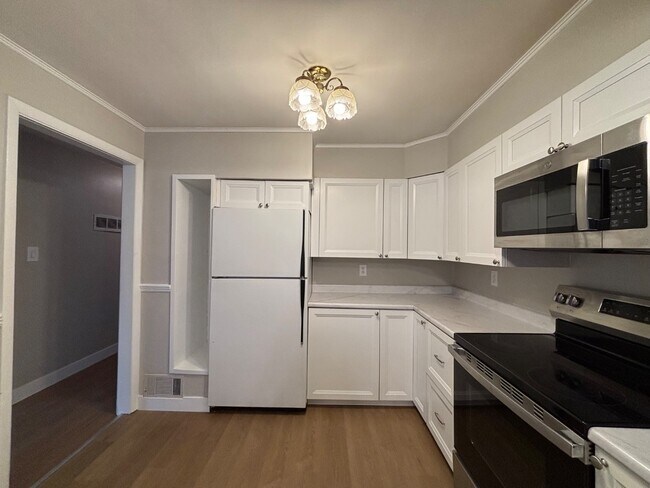 Building Photo - 1951 Elmwood Dr E