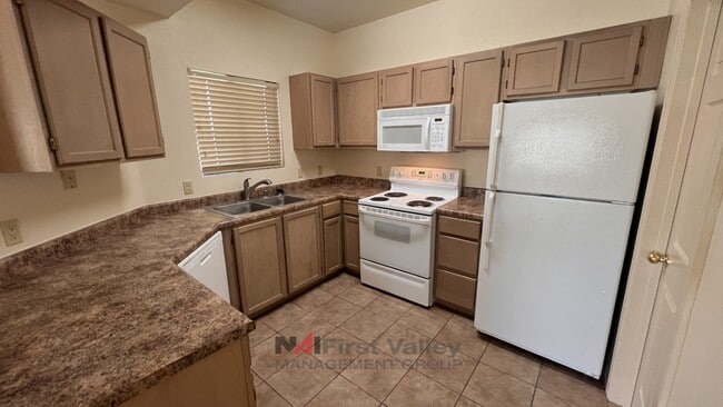 Building Photo - 3 Bedrooms, 2 Baths