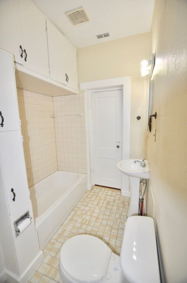 Building Photo - FOR LEASE! 3 BR - 1 BA - 1 Car Garage - 1,...
