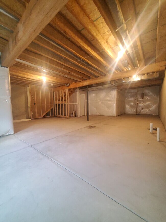 Building Photo - Updated and Very Spacious 3 Bedroom Townho...