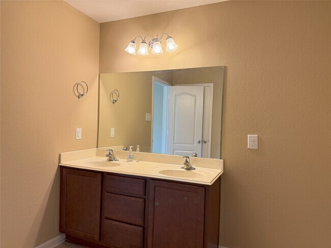 Building Photo - 2914 Acorn Oaks Dr