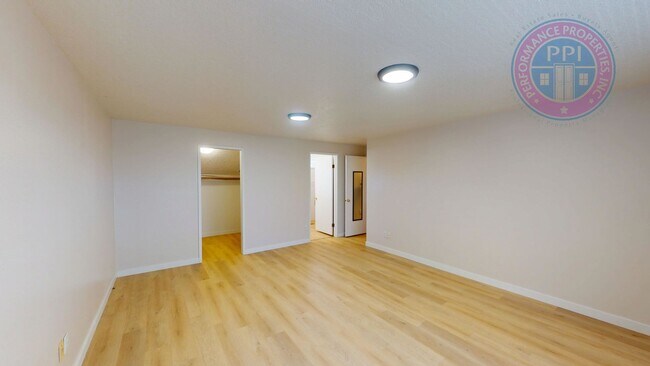 Building Photo - Prime West Linn Location - Walkable to Hig...