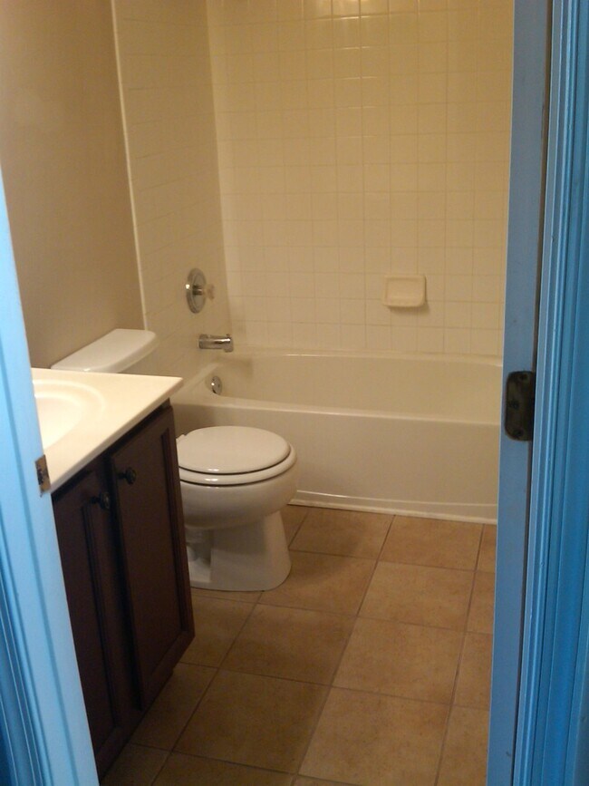 Building Photo - 22 Crenshaw Ct