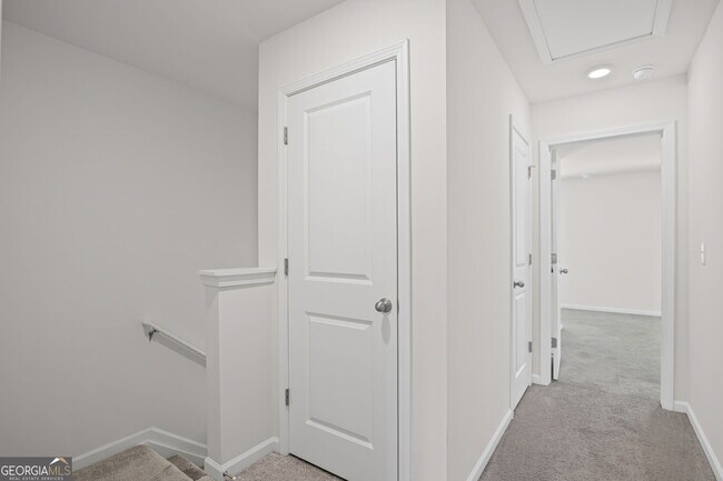 Building Photo - 406 Kings Cross Wy