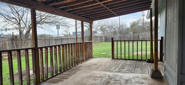 Building Photo - 404 Creek Cove