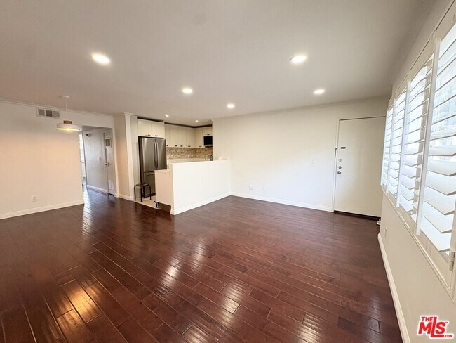 Building Photo - 957 S Gramercy Dr