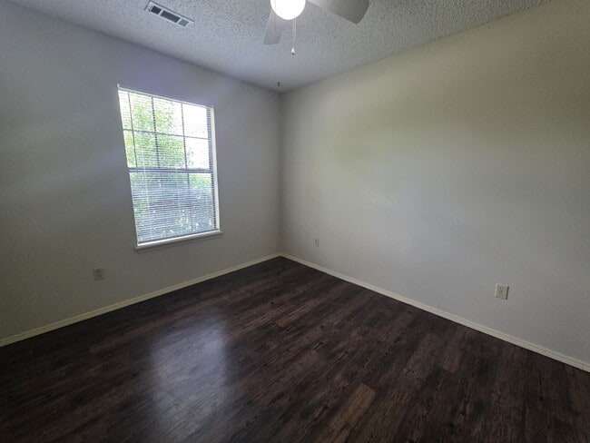 Building Photo - 2703 W Beech St