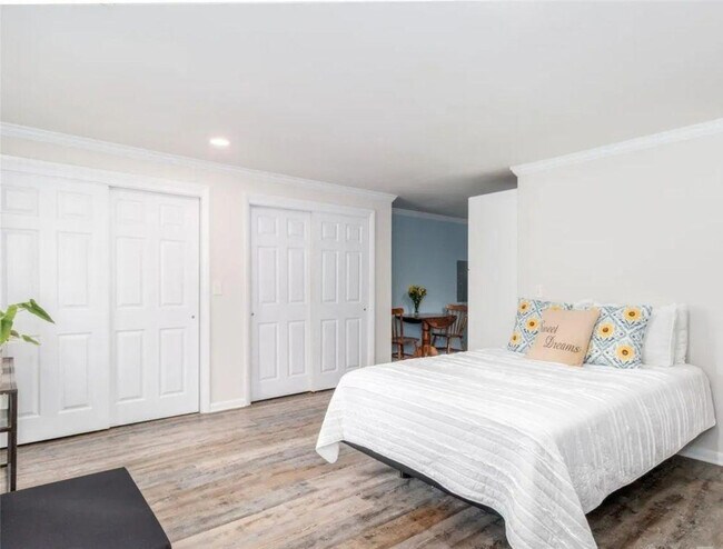 Building Photo - 7417 Shadowlake Dr