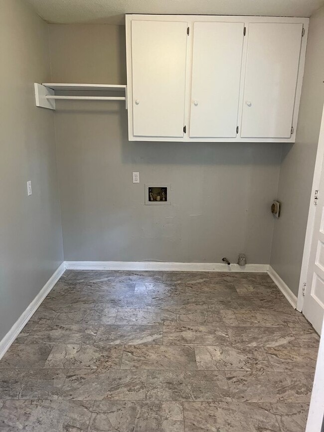 Building Photo - Brentwood Home close to UGAs Vet School