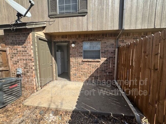 Building Photo - 4004 W Pioneer Dr