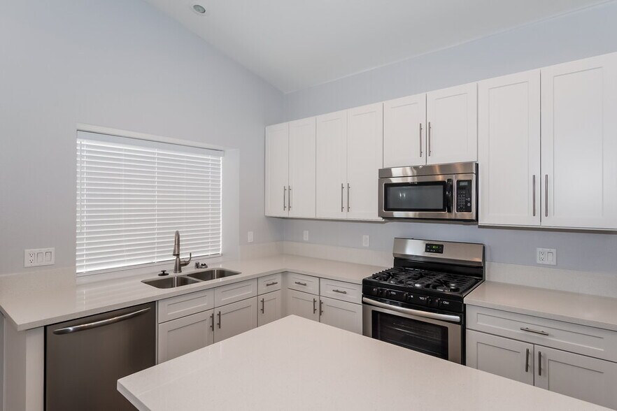 Building Photo - 704 Colonnade Row Dr