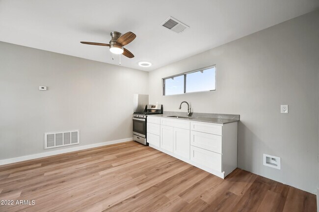 Building Photo - 217 S Sirrine