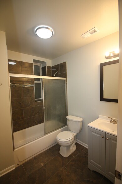 Bathroom - 1408 N Maplewood Ave