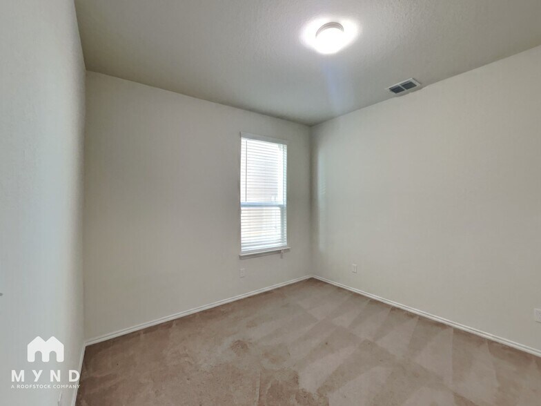 Building Photo - 9919 Silver Spoon