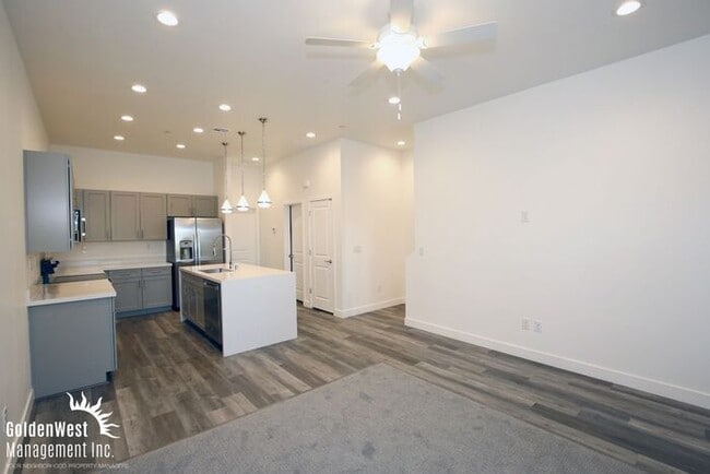 Building Photo - Modern 4Bdm 4.5 Ba Townhome in Desirable Las Vegas Community