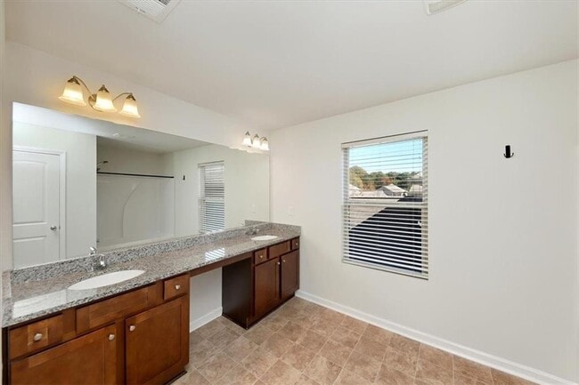 Building Photo - 541 Tulip Ln