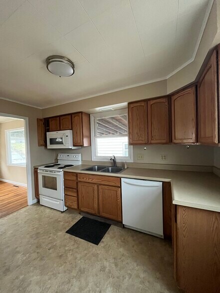 Building Photo - 2220 Roselawn Ave