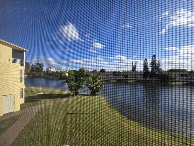 Building Photo - 2-Bed, 2-Bath Miami Condo in HOA Community – Pool, Laundry On-Site