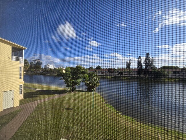 Building Photo - 2-Bed, 2-Bath Miami Condo in HOA Community – Pool, Laundry On-Site